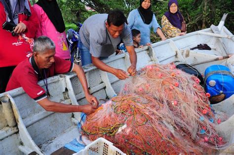  The Jealous Fisherman: Eine malaysische Legende über Gier und die Folgen des Missbrauchs